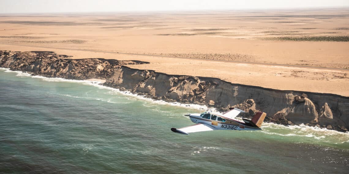 petit avion de tourisme volant au dessus de la mer et près des falaises