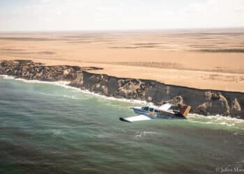 petit avion de tourisme volant au dessus de la mer et près des falaises