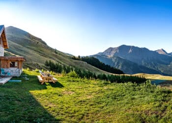 panorama montagne été refuge en bois