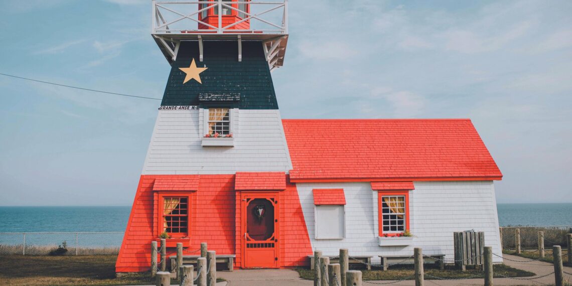 phare rouge et blanc maison toit rouge