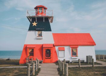 phare rouge et blanc maison toit rouge