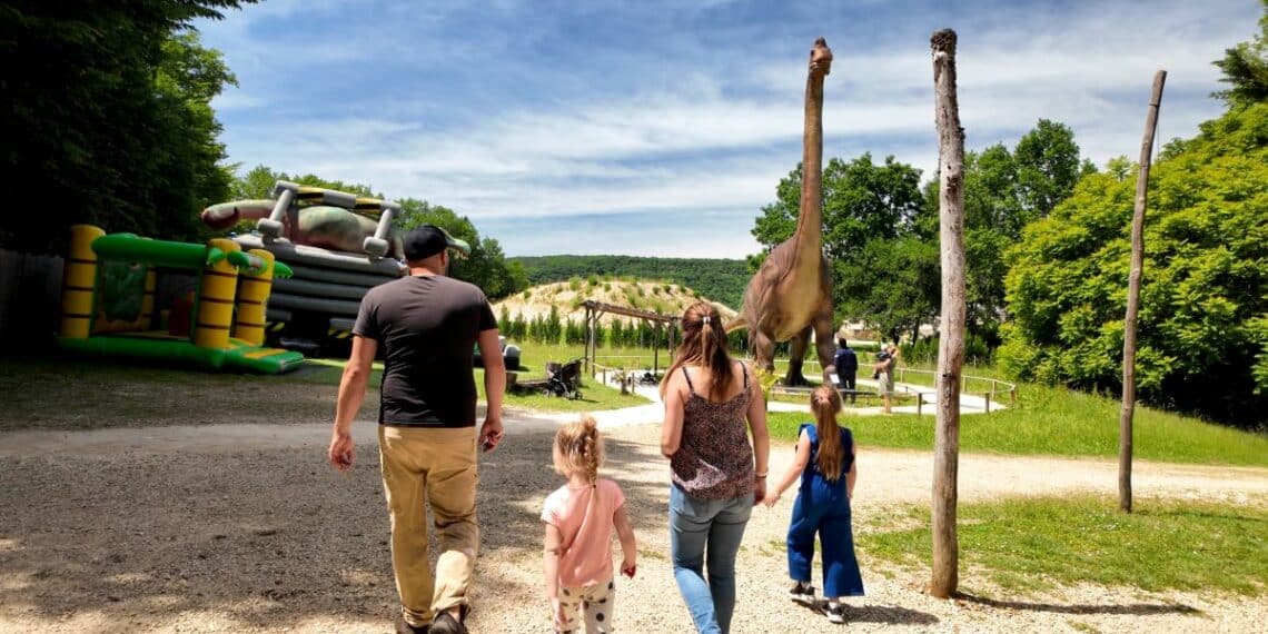famille parc dinosaures