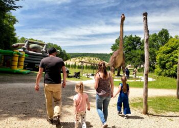 famille parc dinosaures