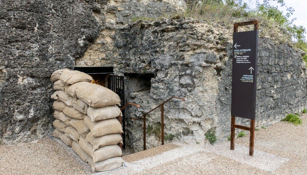 fort mur en pierre ouverture sacs de sables