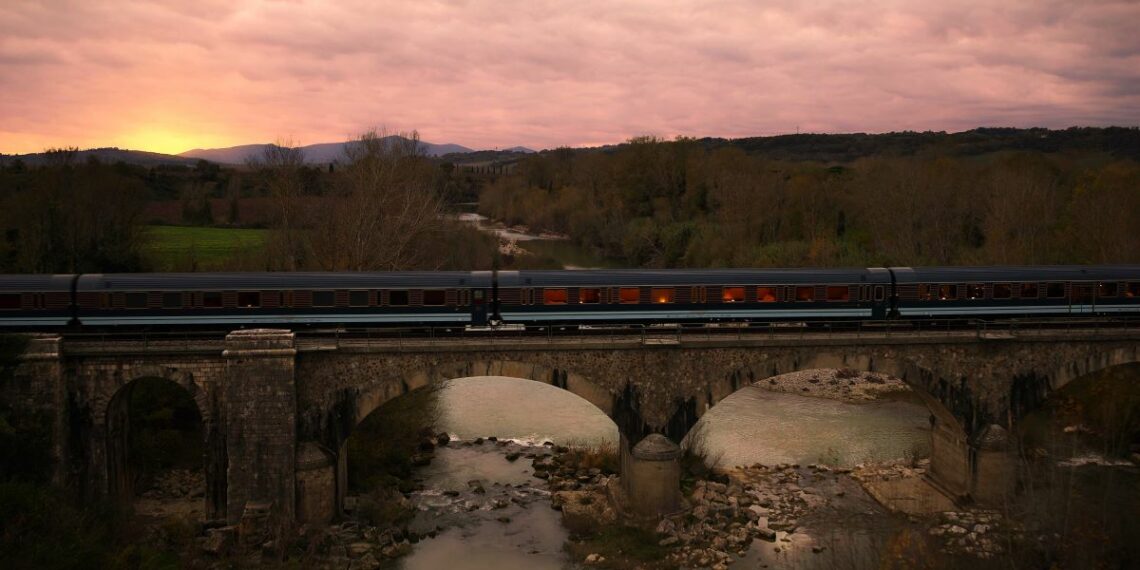train sur un pont au crépuscule