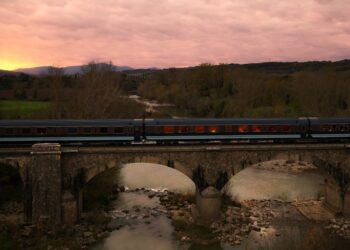 train sur un pont au crépuscule