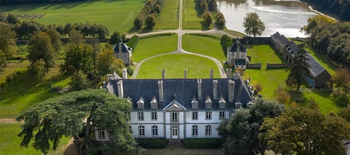 vue arienne château jardins lac