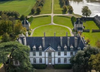 vue arienne château jardins lac