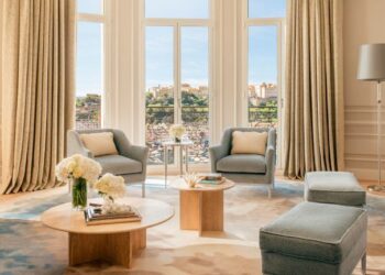 suite fauteuils baie vitrée salon