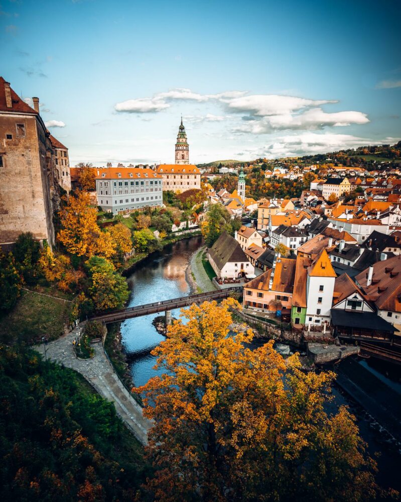 Entre rivière, toits ocre et silhouettes baroques, CESKY KRUMLOV semble avoir été dessiné pour les amoureux de l'Europe Intemporelle.
