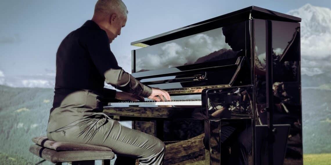 homme jouant du piano dans la nature