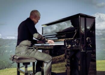 homme jouant du piano dans la nature
