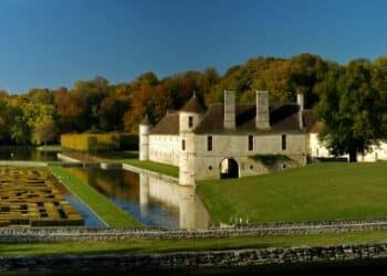 château fort lac jardins forêts