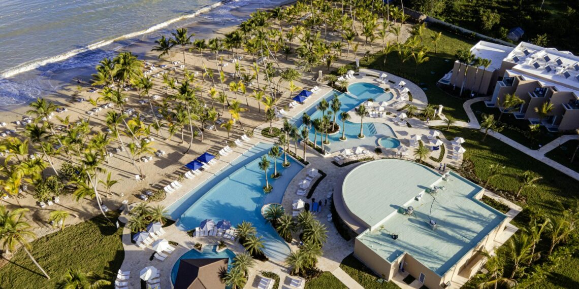 vue aérienne piscine plage mer palmiers