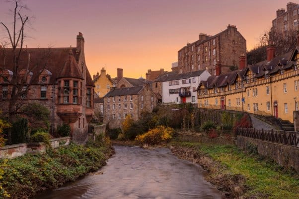 cours d'eau traversant un village