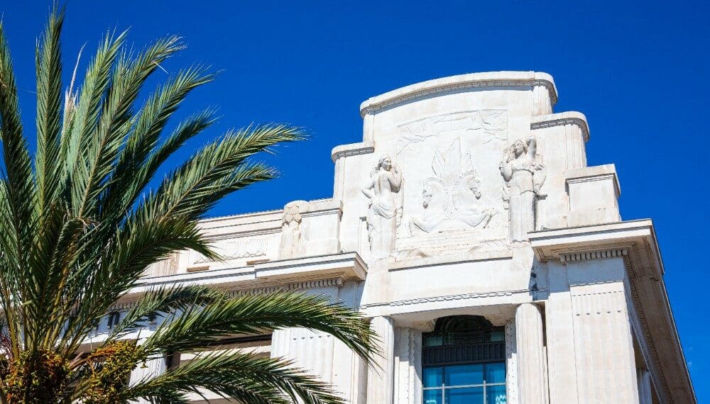 façade blanche bâtiment palmier