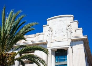 façade blanche bâtiment palmier