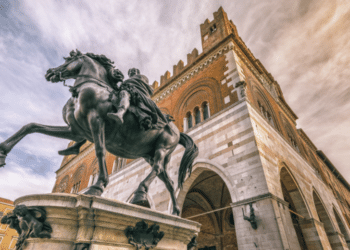 statue noire cavalier sur un cheval monument derrière