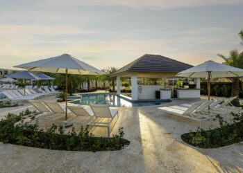 piscine extérieure transats paillotte