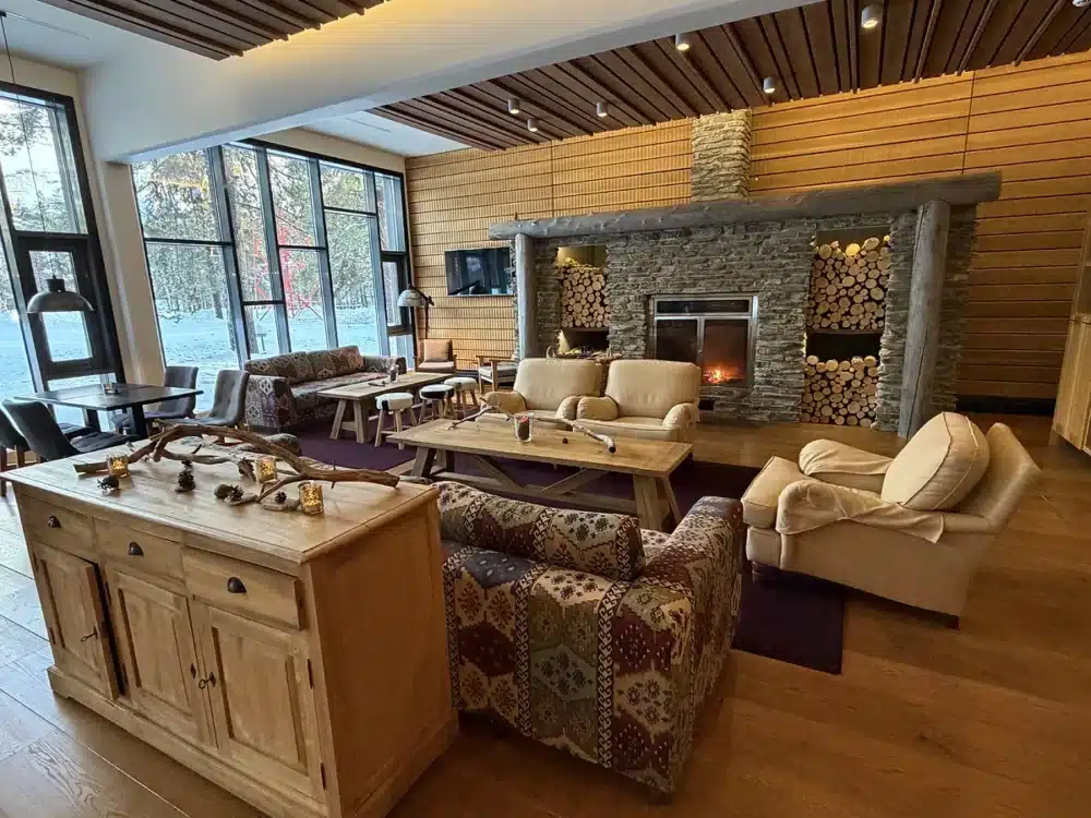 intérieur chalet cheminée fauteuils bois