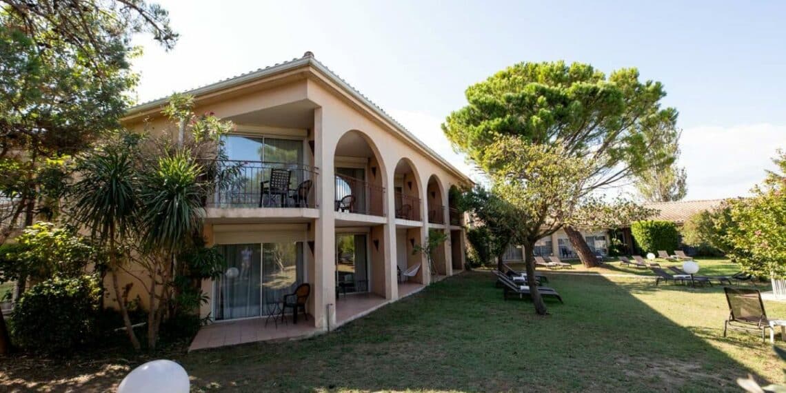 bâtiment extérieur jardin arbre