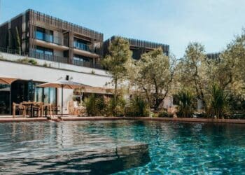 hôtel bâtiment extérieur piscine