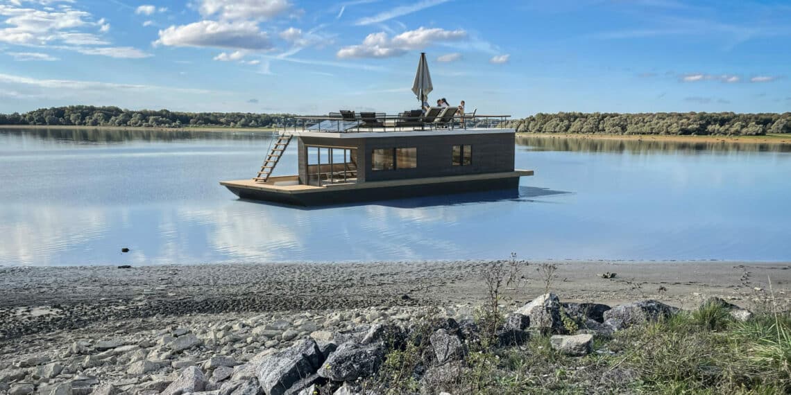 bateau naviguant sur un lac