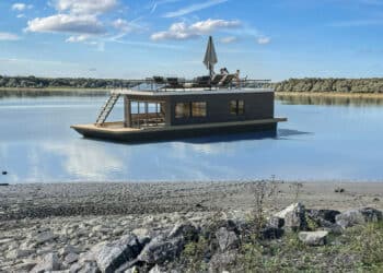bateau naviguant sur un lac