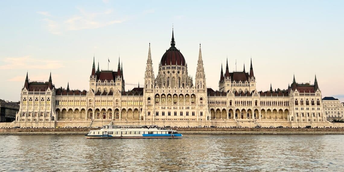Budapest monument fleuve navette fluviale