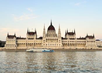 Budapest monument fleuve navette fluviale