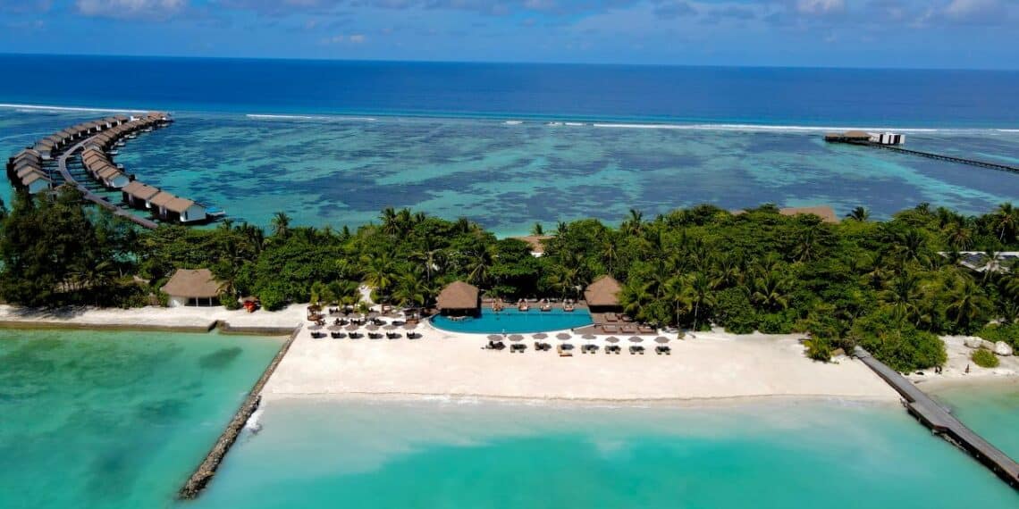 vue aérienne resort plage lagon arbres