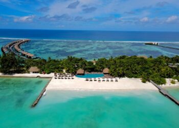 vue aérienne resort plage lagon arbres