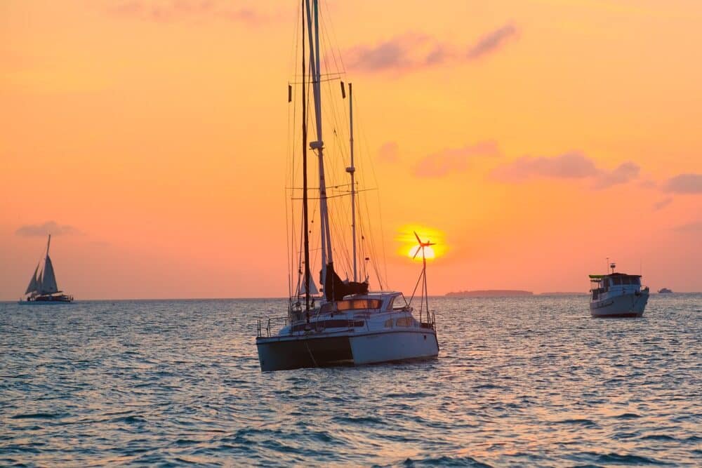 Plage, mer et bateau au coucher du soleil