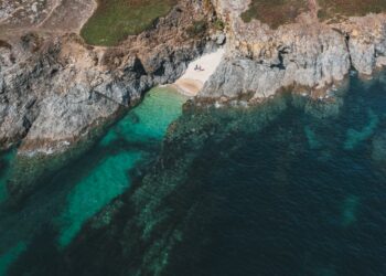 crique plage de sable mer