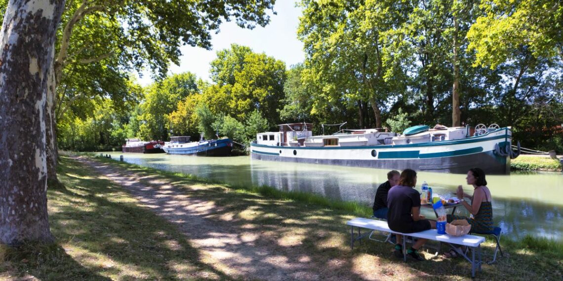 canal bateau groupe pique-niquant