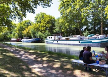 canal bateau groupe pique-niquant