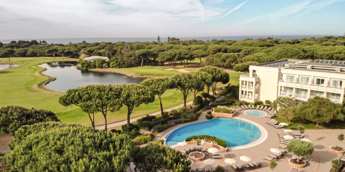 vue aérienne hôtel piscine lac nature
