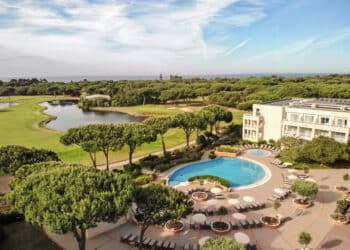vue aérienne hôtel piscine lac nature