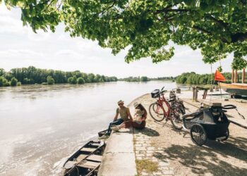 couple avec bébé au bord du Fleuve Orléans