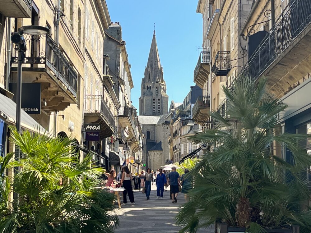 01 Rue de Brive avec, au fond, le clocher de la collégiale Saint-Martin ©Valérie Collet