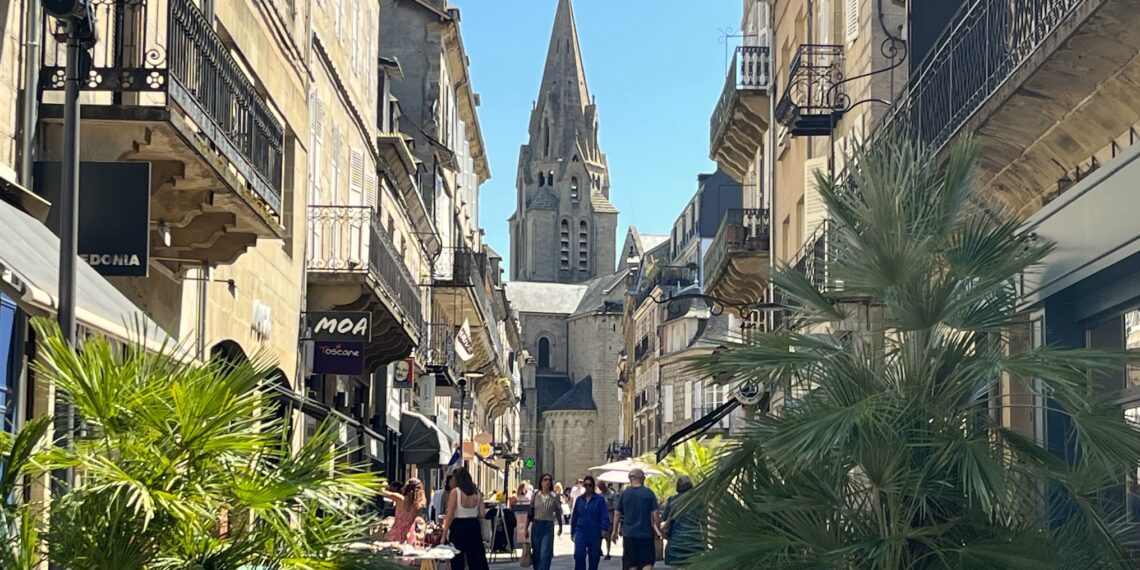 01 Rue de Brive avec, au fond, le clocher de la collégiale Saint-Martin ©Valérie Collet