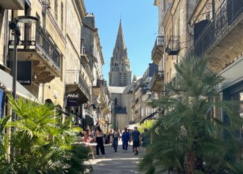 01 Rue de Brive avec, au fond, le clocher de la collégiale Saint-Martin ©Valérie Collet