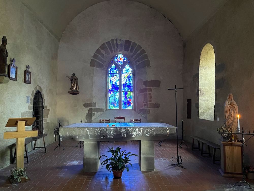 La chapelle du Saillant avec, au fond, le vitrail de Marc Chagall ©Valérie Collet