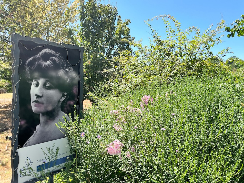 07 Une photo de Colette au milieu des fleurs ©Valérie Collet