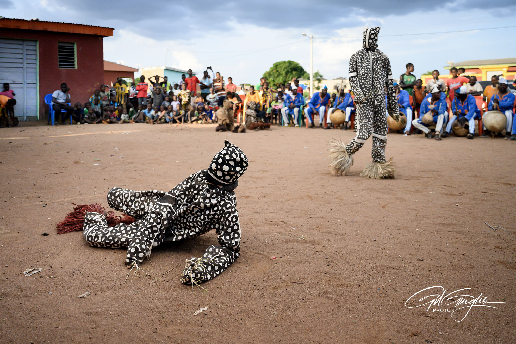 https://www.photo-tourisme.com/archive Un african sur une moto. qui transporte un moteur à l'arrière