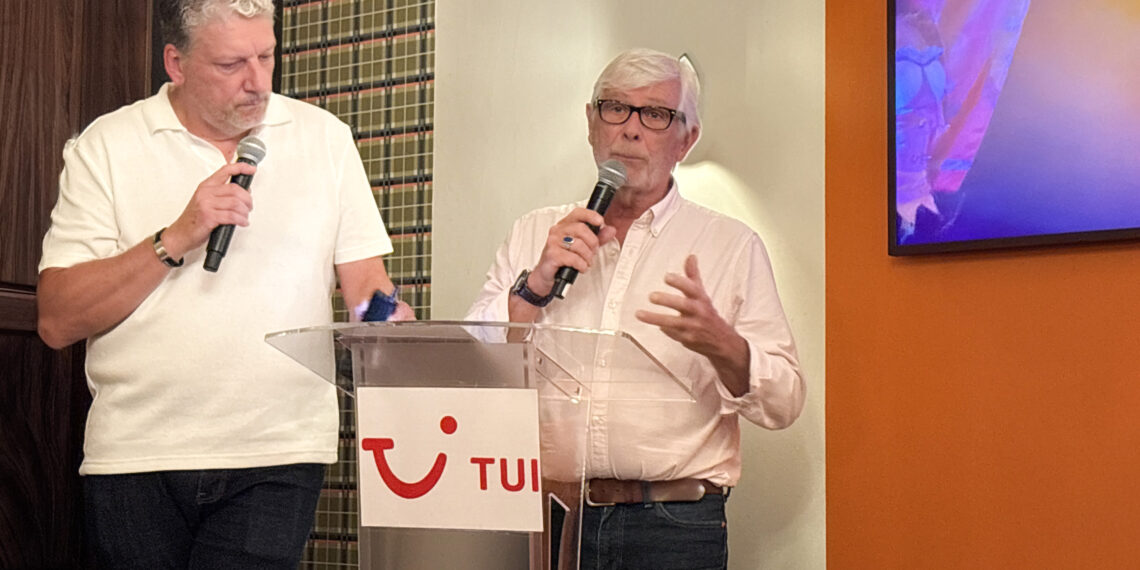 2 personnes devant micros en conférence