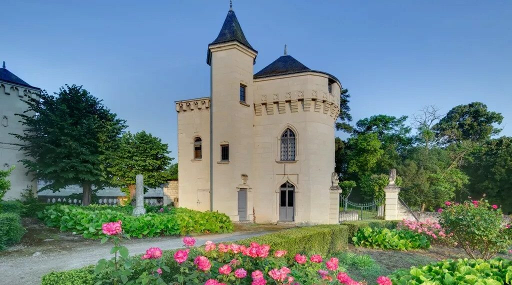 tour donjon jardin fleuri