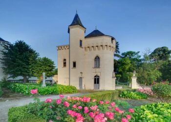 tour donjon jardin fleuri