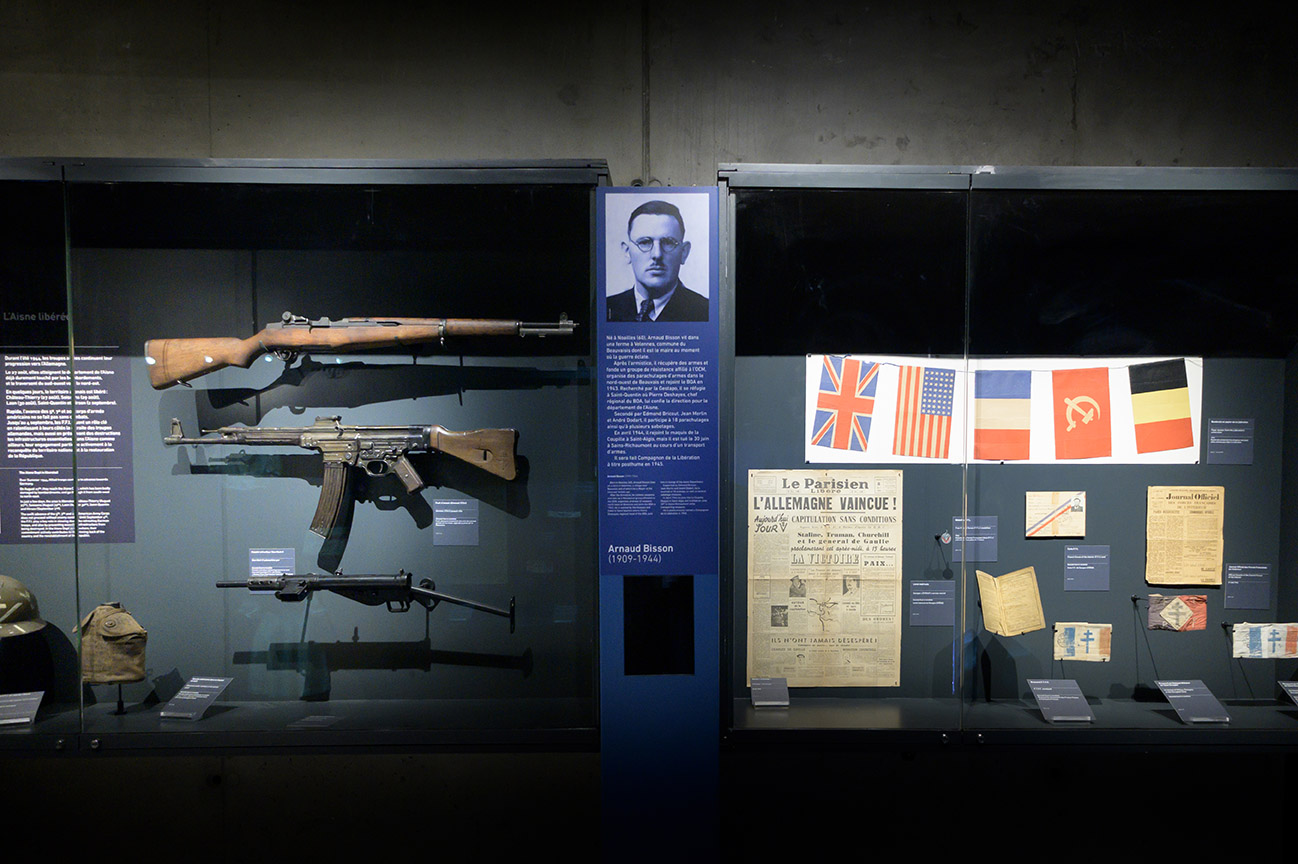 Vitrine de musée sur la Résistance française pendant la 2em Guerre mondiale.