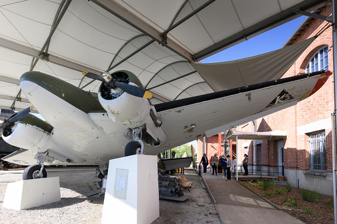 Avion allié de la seconde guerre mondiale exposé au sol à l'extérieur